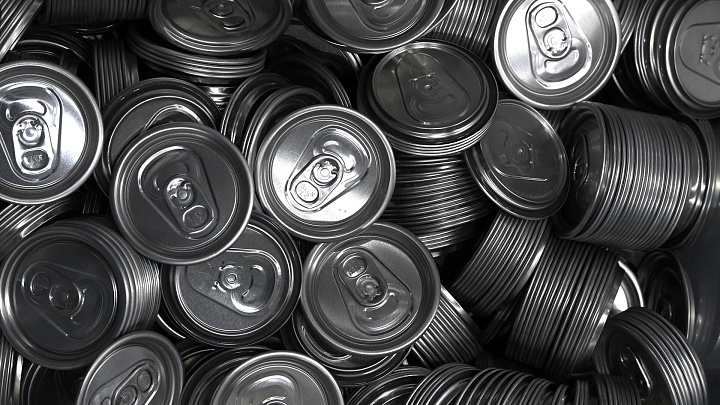 Эксперт прокомментировал отказ от пол-литровых алюминиевых банок