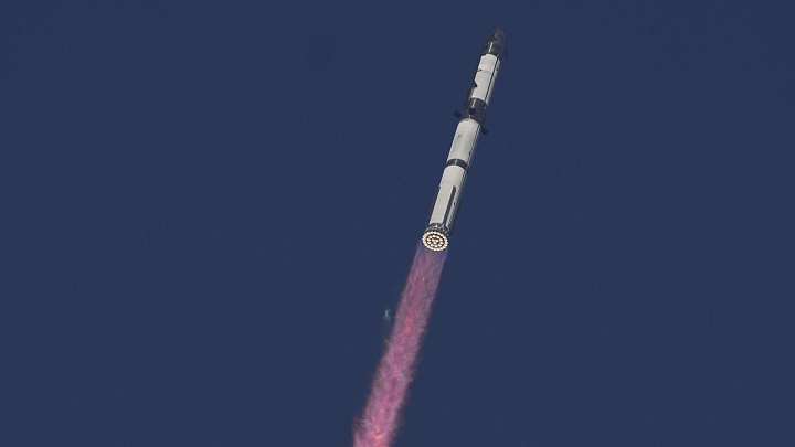 Тяжелая ракета компании SpaceX стартовала в десятый тестовый полет